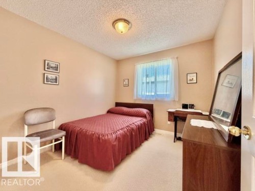 #4 5714 50 St, Wetaskiwin, AB - Indoor Photo Showing Bedroom