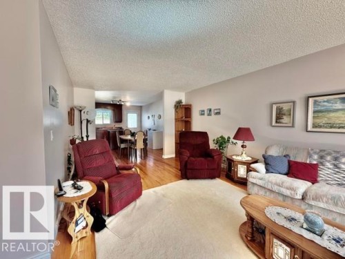 #4 5714 50 St, Wetaskiwin, AB - Indoor Photo Showing Living Room