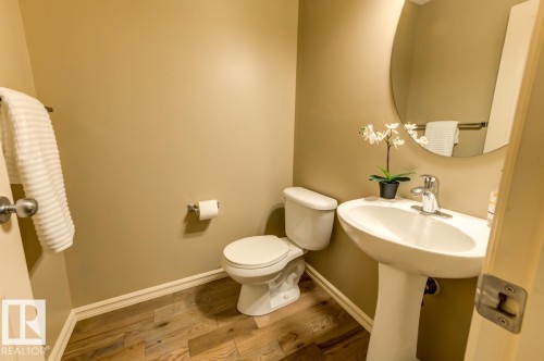 854 Chahley Way Nw, Edmonton, AB - Indoor Photo Showing Bathroom