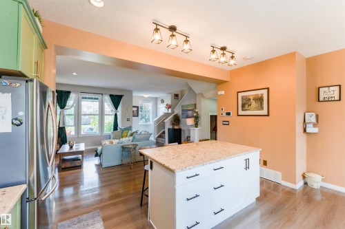 725 Secord Boulevard Nw, Edmonton, AB - Indoor Photo Showing Kitchen