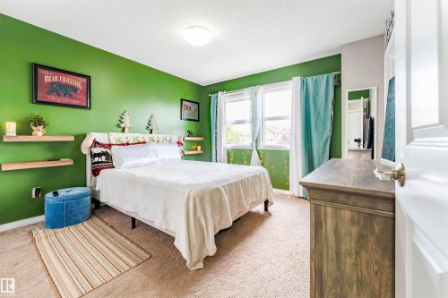 725 Secord Boulevard Nw, Edmonton, AB - Indoor Photo Showing Bedroom