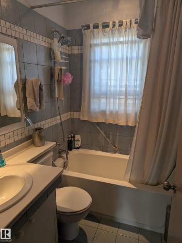 6551 112A Street Nw, Edmonton, AB - Indoor Photo Showing Bathroom