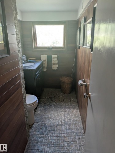 6551 112A Street Nw, Edmonton, AB - Indoor Photo Showing Bathroom