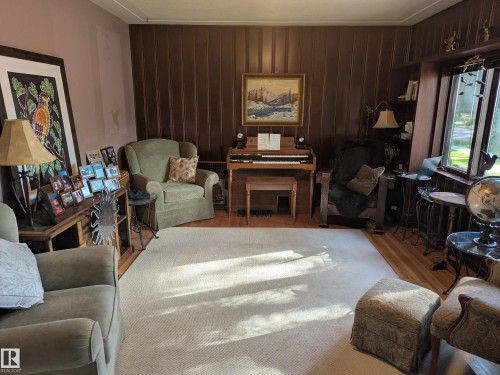 6551 112A Street Nw, Edmonton, AB - Indoor Photo Showing Living Room