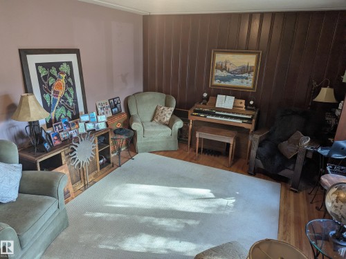 6551 112A Street Nw, Edmonton, AB - Indoor Photo Showing Living Room