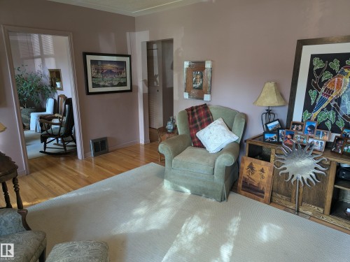6551 112A Street Nw, Edmonton, AB - Indoor Photo Showing Living Room