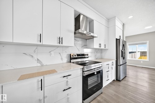 7056 182 Avenue Nw, Edmonton, AB - Indoor Photo Showing Kitchen With Upgraded Kitchen