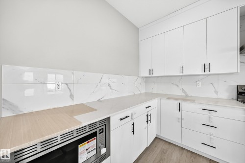 7056 182 Avenue Nw, Edmonton, AB - Indoor Photo Showing Kitchen