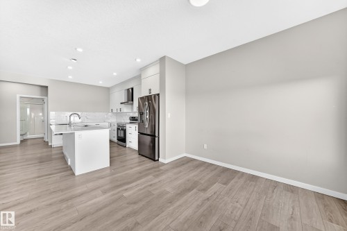 7056 182 Avenue Nw, Edmonton, AB - Indoor Photo Showing Kitchen