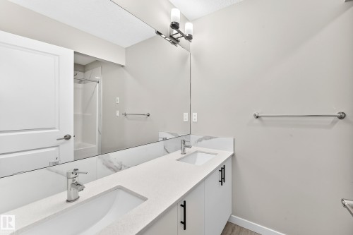 7056 182 Avenue Nw, Edmonton, AB - Indoor Photo Showing Bathroom
