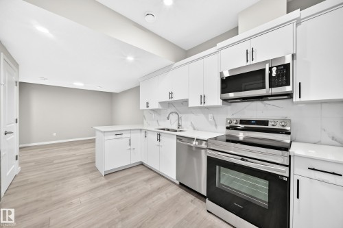 7056 182 Avenue Nw, Edmonton, AB - Indoor Photo Showing Kitchen