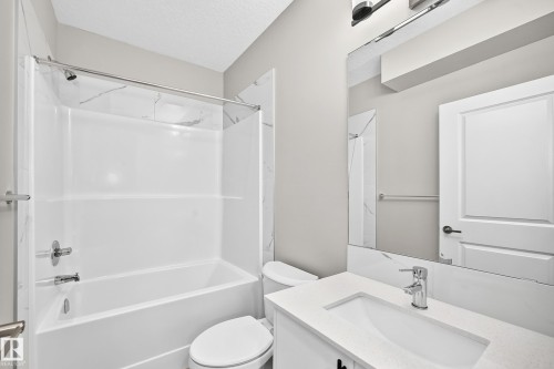 7056 182 Avenue Nw, Edmonton, AB - Indoor Photo Showing Bathroom