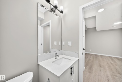 7056 182 Avenue Nw, Edmonton, AB - Indoor Photo Showing Bathroom