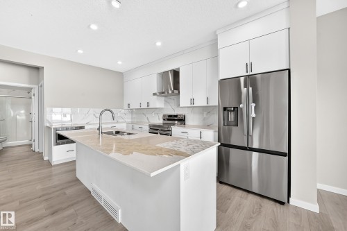 7056 182 Avenue Nw, Edmonton, AB - Indoor Photo Showing Kitchen With Upgraded Kitchen
