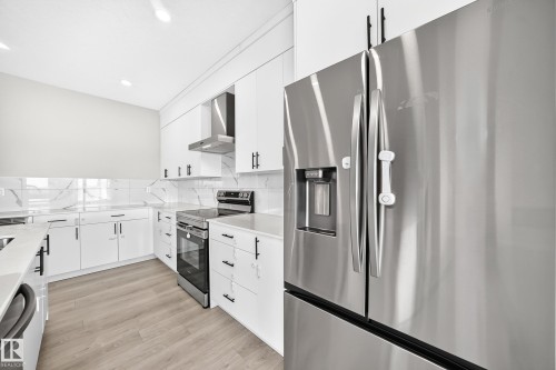 7056 182 Avenue Nw, Edmonton, AB - Indoor Photo Showing Kitchen With Upgraded Kitchen