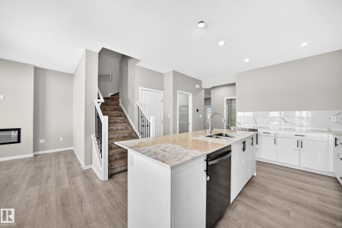 7056 182 Avenue Nw, Edmonton, AB - Indoor Photo Showing Kitchen With Upgraded Kitchen