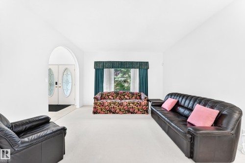 Arched entryway leading to double entry doors with oval glass inserts - 209 Carmichael Close Nw, Edmonton, AB - Indoor