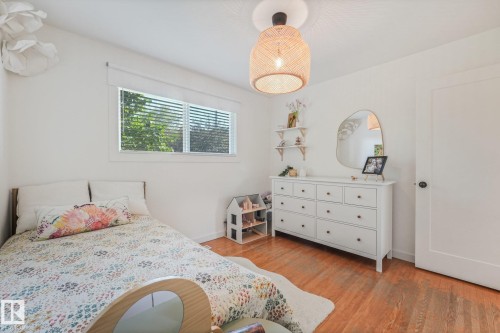 Hardwood-finish flooring, white walls, and a window with blinds - 16613 90 Avenue Nw, Edmonton, AB - Indoor Photo Showing Bedroom