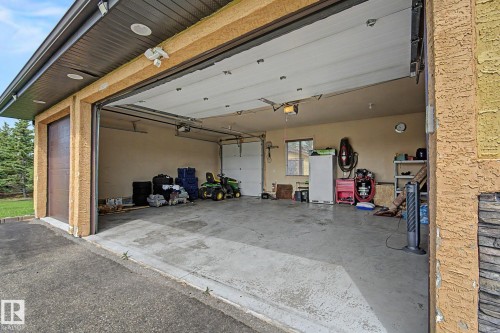 7245 2 Street Sw, Edmonton, AB - Indoor Photo Showing Garage