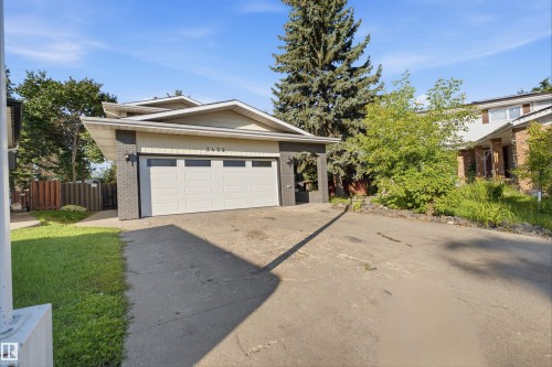 Attached two-car garage with panel windows - 3432 Hill View Crescent Nw, Edmonton, AB - Outdoor