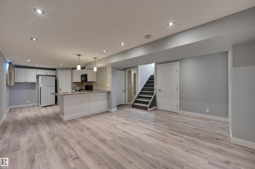 16231 96 Avenue Nw, Edmonton, AB - Indoor Photo Showing Kitchen
