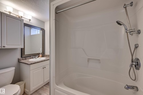 16231 96 Avenue Nw, Edmonton, AB - Indoor Photo Showing Bathroom