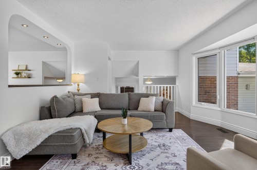 1 Georgia Place, St. Albert, AB - Indoor Photo Showing Living Room