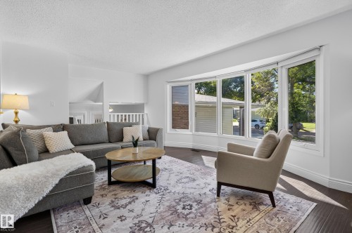 1 Georgia Place, St. Albert, AB - Indoor Photo Showing Living Room