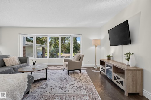 1 Georgia Place, St. Albert, AB - Indoor Photo Showing Living Room