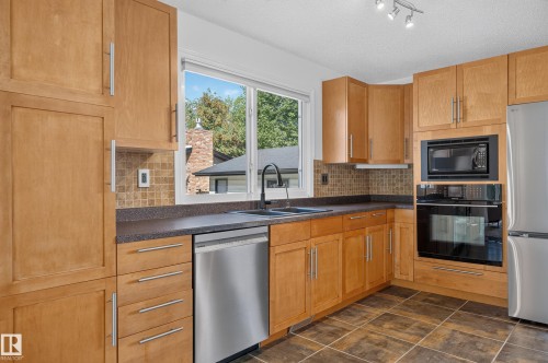 1 Georgia Place, St. Albert, AB - Indoor Photo Showing Kitchen With Double Sink