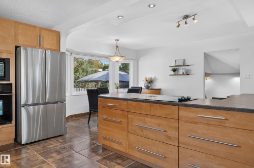 1 Georgia Place, St. Albert, AB - Indoor Photo Showing Kitchen
