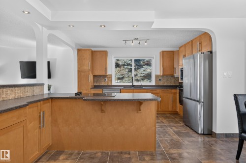 1 Georgia Place, St. Albert, AB - Indoor Photo Showing Kitchen