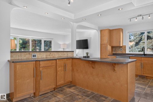1 Georgia Place, St. Albert, AB - Indoor Photo Showing Kitchen