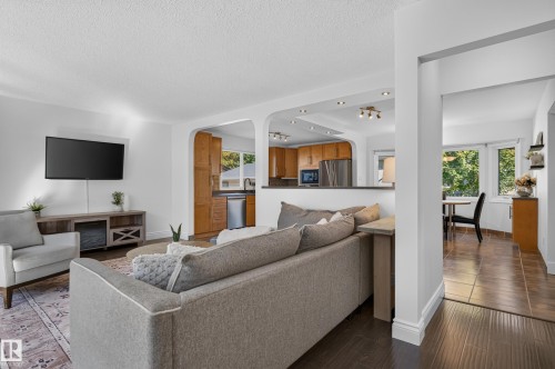 1 Georgia Place, St. Albert, AB - Indoor Photo Showing Living Room