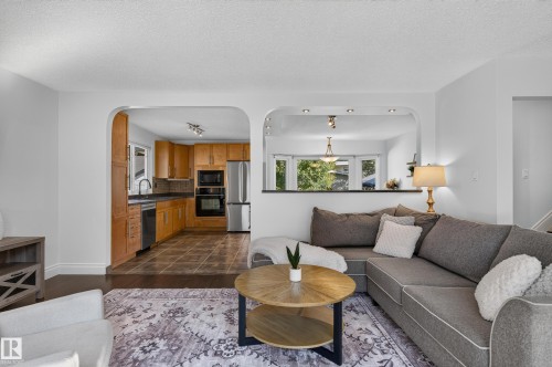 1 Georgia Place, St. Albert, AB - Indoor Photo Showing Living Room