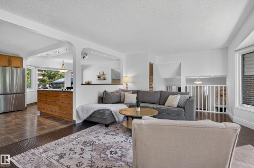 1 Georgia Place, St. Albert, AB - Indoor Photo Showing Living Room