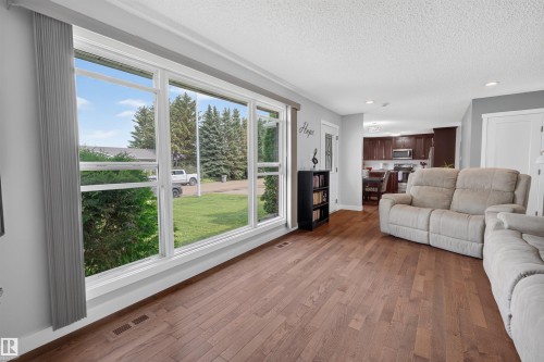 5219 55 Avenue, Mundare, AB - Indoor Photo Showing Living Room