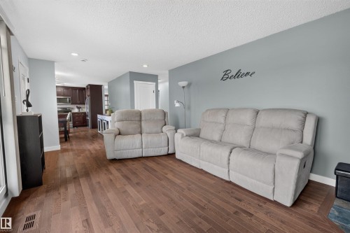 5219 55 Avenue, Mundare, AB - Indoor Photo Showing Living Room