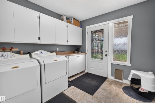 5219 55 Avenue, Mundare, AB - Indoor Photo Showing Laundry Room