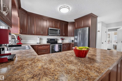 5219 55 Avenue, Mundare, AB - Indoor Photo Showing Kitchen With Double Sink