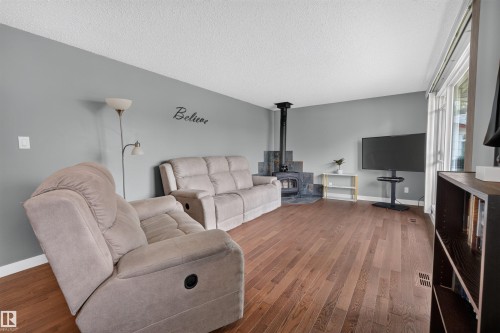 5219 55 Avenue, Mundare, AB - Indoor Photo Showing Living Room