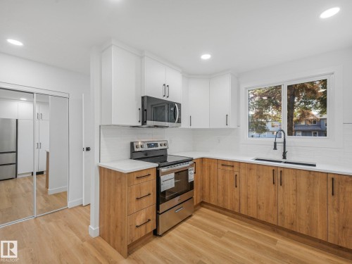 14225 32 Street Nw, Edmonton, AB - Indoor Photo Showing Kitchen With Stainless Steel Kitchen With Double Sink With Upgraded Kitchen