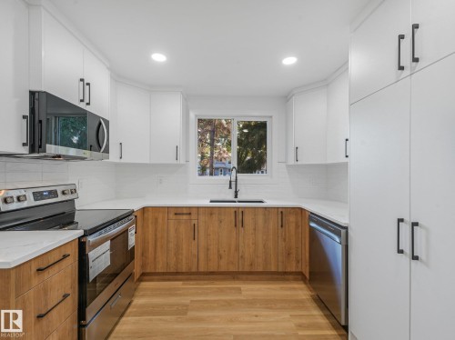 14225 32 Street Nw, Edmonton, AB - Indoor Photo Showing Kitchen With Stainless Steel Kitchen With Double Sink With Upgraded Kitchen