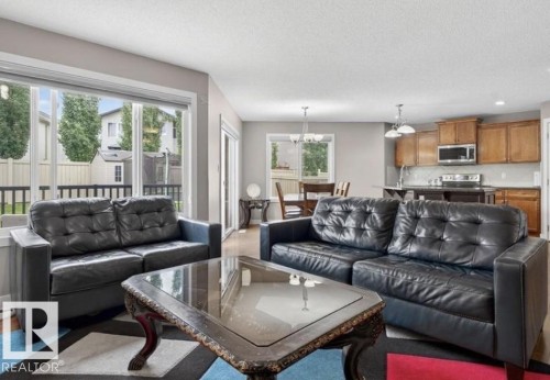 6811 19 Avenue Sw, Edmonton, AB - Indoor Photo Showing Living Room