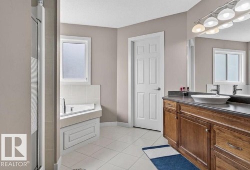 6811 19 Avenue Sw, Edmonton, AB - Indoor Photo Showing Bathroom