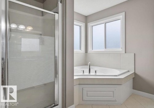 6811 19 Avenue Sw, Edmonton, AB - Indoor Photo Showing Bathroom