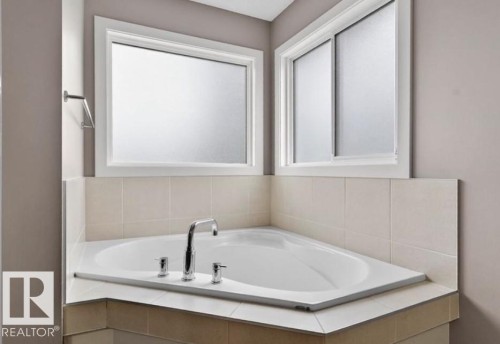 6811 19 Avenue Sw, Edmonton, AB - Indoor Photo Showing Bathroom