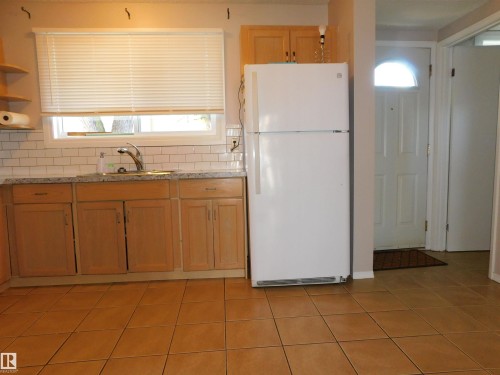 213 Habitat Crescent Nw, Edmonton, AB - Indoor Photo Showing Kitchen