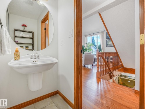 2824 37 Street Nw, Edmonton, AB - Indoor Photo Showing Bathroom