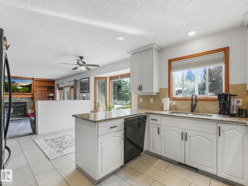 2824 37 Street Nw, Edmonton, AB - Indoor Photo Showing Kitchen